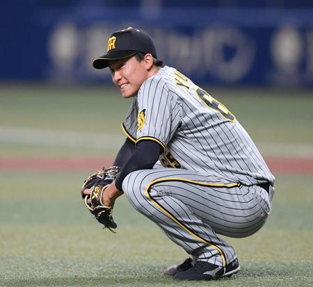 　８回、Ａ・マルティネスに勝ち越し２ランを許した湯浅は座り込んで悔しがる（撮影・田中太一）