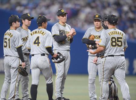 　８回、Ａ・マルティネスの打席前、湯浅（中央）のもとへ向かう福原コーチ（右）＝撮影・田中太一