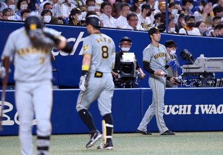 　６回、次のイニングに備え準備する青柳（右）＝撮影・飯室逸平