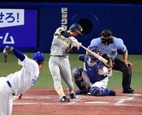 　４回、近本は中前打を放つ（撮影・山口登）