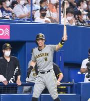 　８回、糸原の同点打に笑顔でバットを掲げる佐藤輝（撮影・飯室逸平）