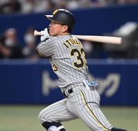 　８回、同点適時打を放つ糸原（撮影・田中太一）