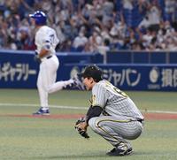 　８回、Ａ・マルティネス（左奥）に勝ち越し２ランを許し、座り込む湯浅（撮影・田中太一）
