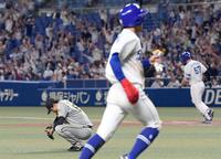 　８回、Ａ・マルティネス（右奥）に勝ち越し２ランを許し、座り込んで悔しがる湯浅（左）＝撮影・田中太一