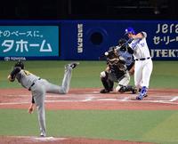 　８回、Ａ・マルティネスは左越えに勝ち越し２ランを放つ（撮影・山口登）