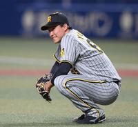 　８回、Ａ・マルティネスに勝ち越し２ランを許した湯浅は座り込んで悔しがる（撮影・田中太一）