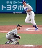 　８回、湯浅はＡ・マルティネスに勝ち越し２ランを許す（撮影・山口登）