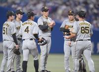 　８回、Ａ・マルティネスの打席前、湯浅（中央）のもとへ向かう福原コーチ（右）＝撮影・田中太一