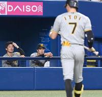 　７回、自身の代打・糸井（７）が三振に倒れ、ベンチで厳しい表情の青柳（中央）＝撮影・飯室逸平