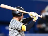 　４回、２７試合連続安打となる中前打を放つ近本（撮影・飯室逸平）