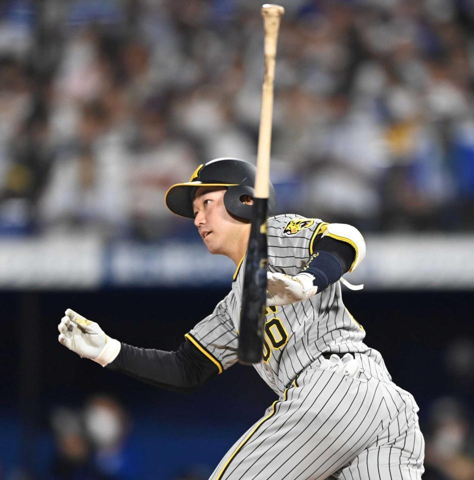 　６回、左線へ二塁打を放つ山本（撮影・田中太一）