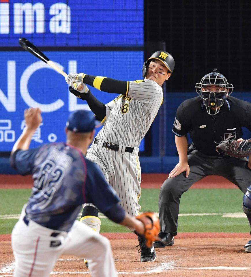 　７回、エスコバー（手前）から右越えに同点ソロを放つ佐藤輝（撮影・佐々木彰尚）