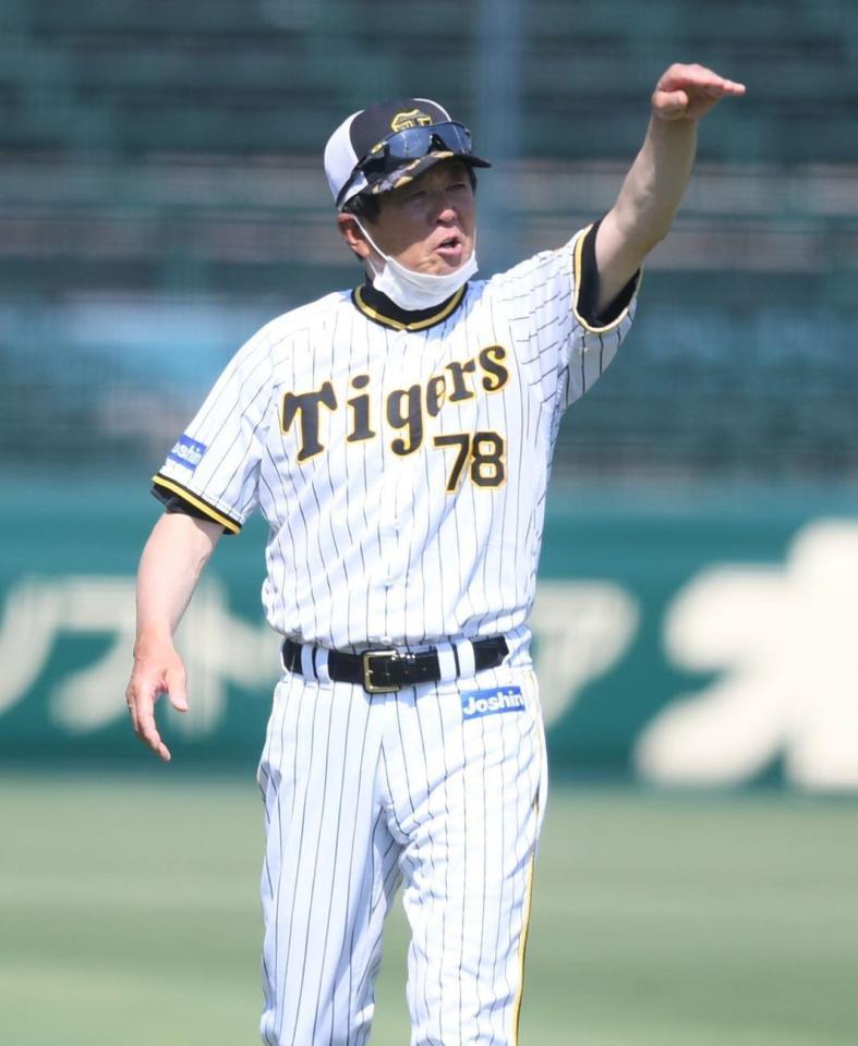 　練習を見守る平田２軍監督（撮影・石井剣太郎）