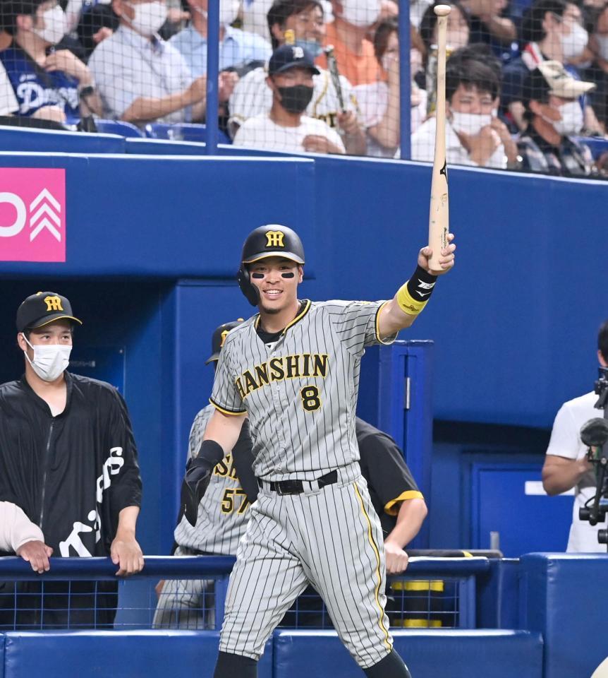 　８回、糸原の同点打に笑顔でバットを掲げる佐藤輝（撮影・飯室逸平）