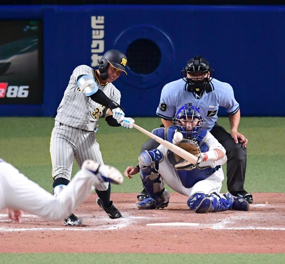 　８回、糸原は中前に同点適時打を放つ（撮影・山口登）