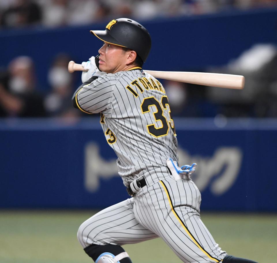 　８回、同点適時打を放つ糸原（撮影・田中太一）