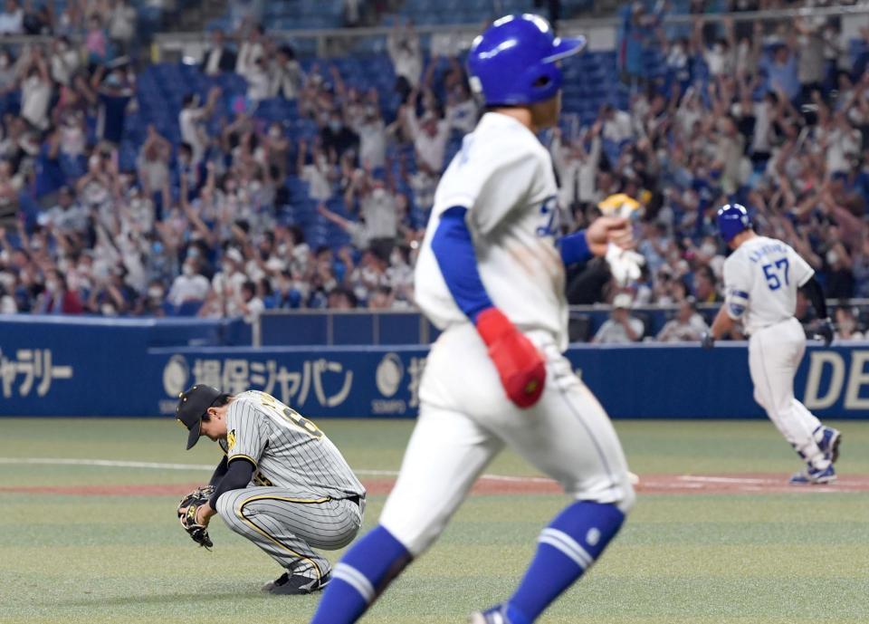 　８回、Ａ・マルティネス（右奥）に勝ち越し２ランを許し、座り込んで悔しがる湯浅（左）＝撮影・田中太一