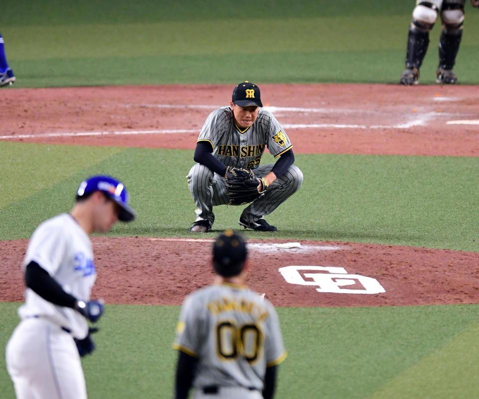 　８回、湯浅はＡ・マルティネスに勝ち越し２ランを許し、マウンドにしゃがみ込む（撮影・山口登）