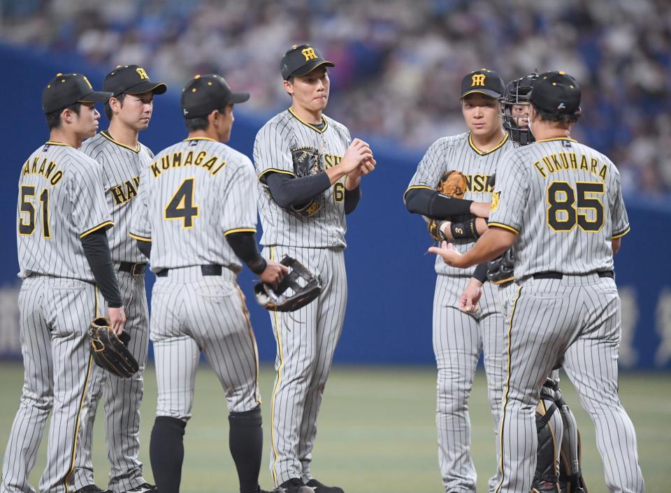 　８回、Ａ・マルティネスの打席前、湯浅（中央）のもとへ向かう福原コーチ（右）＝撮影・田中太一