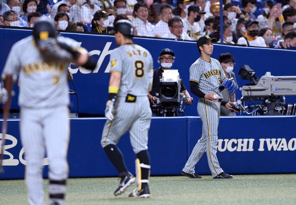 　６回、次のイニングに備え準備する青柳（右）＝撮影・飯室逸平