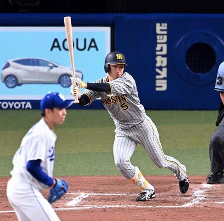 　３回、近本は左前打を放つ（撮影・山口登）