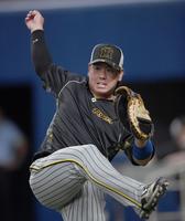 　スローイングの練習をする梅野（撮影・田中太一）