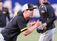 　三塁でノックを受ける佐藤輝（撮影・田中太一）