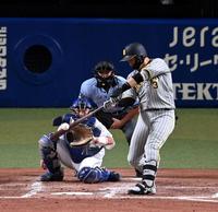 　３回、大山は中越えに走者一掃の適時三塁打を放つ（撮影・山口登）