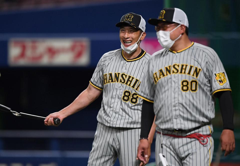 　試合前に笑顔を見せる矢野監督（撮影・田中太一）