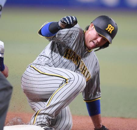 　７回、中野の中飛で三塁へすべり込む梅野（撮影・田中太一）