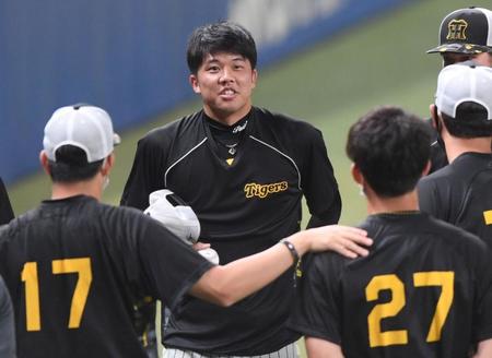 　先発を任された才木はナインの前であいさつする（撮影・田中太一）