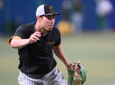 　ノックを受ける佐藤輝（撮影・田中太一）