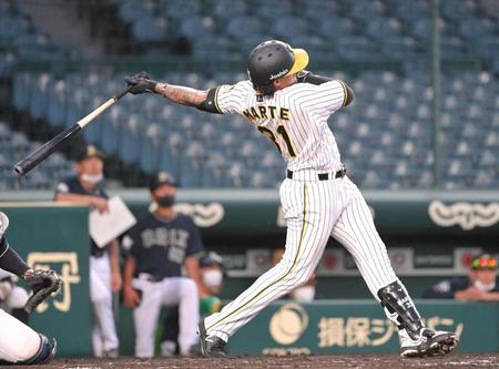 　３回、左翼線に適時二塁打を放つマルテ（撮影・高部洋祐）