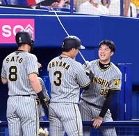 　２回、才木は先制２ランを放った大山を迎える（撮影・山口登）