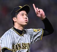 　４回を無失点に抑え、ベンチへ戻る才木（撮影・田中太一）