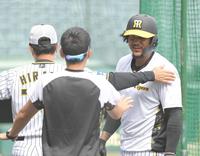 　試合前、平田２軍監督（左奥）にアドバイスを受けるマルテ（撮影・高部洋祐）