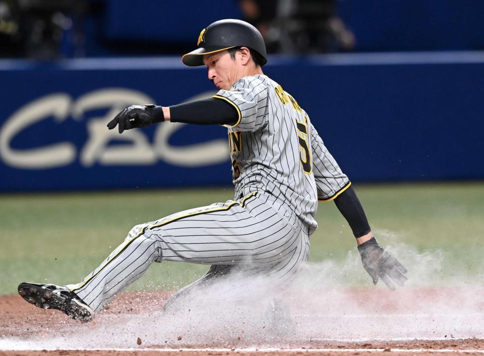 　８回、山本のスクイズで生還する三走・近本（撮影・飯室逸平）