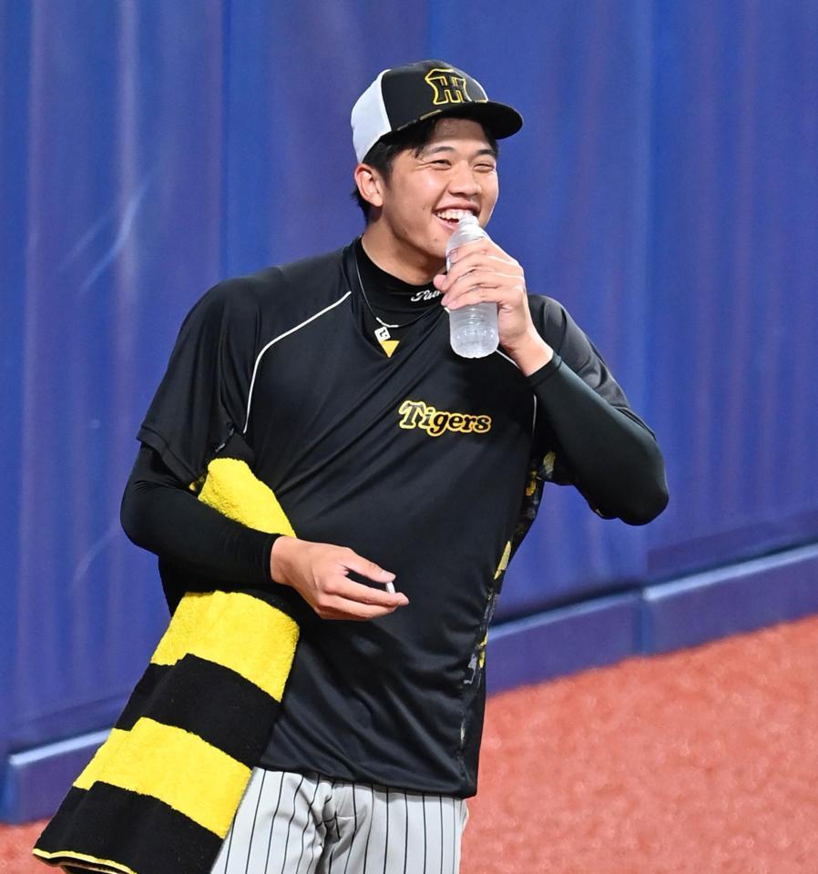 　リラックスムードで調整する才木（撮影・飯室逸平）