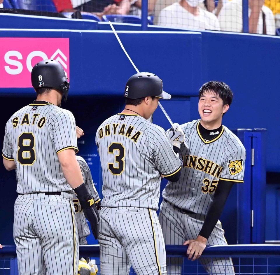 　２回、才木は先制２ランを放った大山を迎える（撮影・山口登）