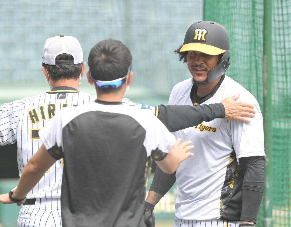 　試合前、平田２軍監督（左奥）にアドバイスを受けるマルテ（撮影・高部洋祐）