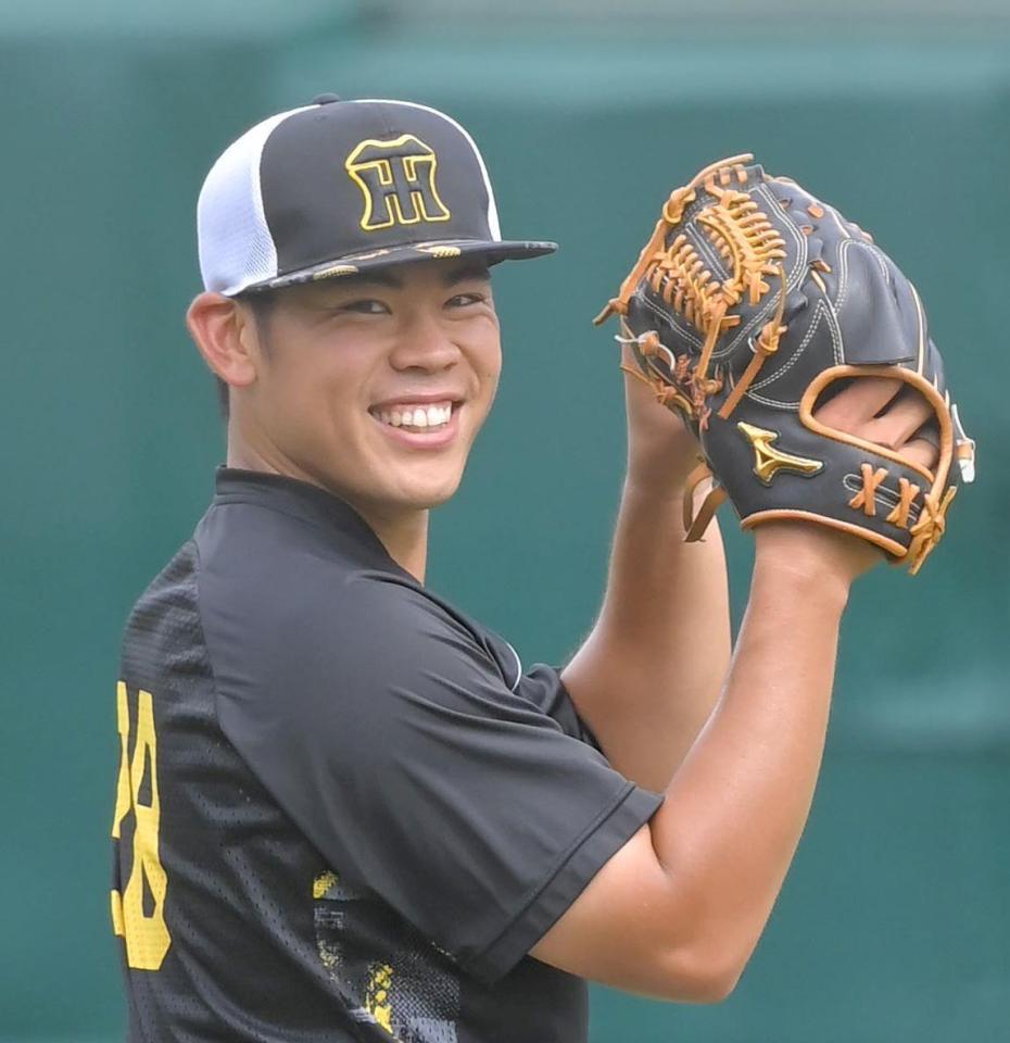 　試合前、キャッチボールの合間に笑顔を見せる鈴木（撮影・高部洋祐）