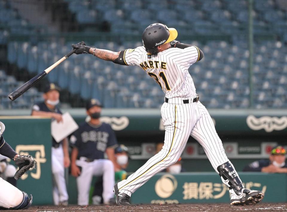 　３回、左翼線に適時二塁打を放つマルテ（撮影・高部洋祐）