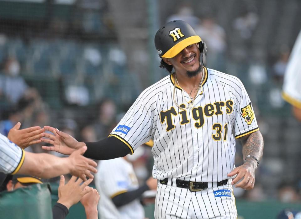 　３回、前のワイルドピッチで生還し、笑顔を見せるマルテ（撮影・高部洋祐）