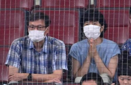 祈るように試合を見守る才木の両親（撮影・飯室逸平）