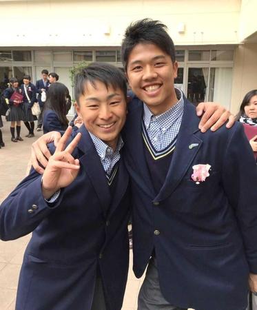 　高校の卒業式で笑顔を見せる中野さん（左）と才木（本人提供）