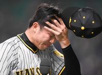 　３年ぶりの勝利を挙げた才木はヒーローインタビューで涙を見せる（撮影・田中太一）