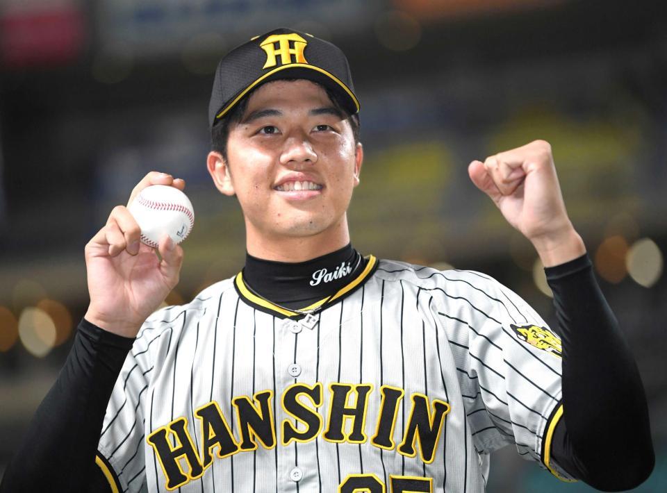 　ウイニングボールを手に笑顔の才木