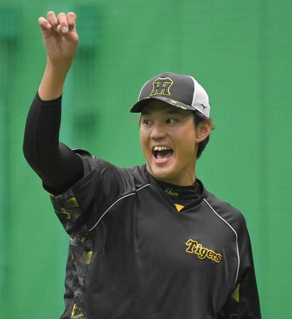 　声を張り上げながらキャッチボールを行う藤浪（撮影・高部洋祐）