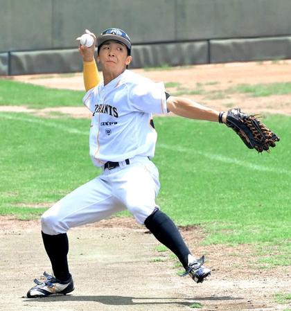 　１回、兄・敬宥が放った打球を処理し、懸命に二塁に送球する日本海オセアンリーグ選抜・熊谷宥晃