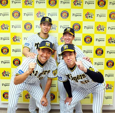 　オールスターでの活躍を誓う（前列左から）湯浅、青柳（後列左から）佐藤輝、近本